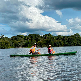 Caciano Maciel e sua família navegando pelos rios da Amazônia.