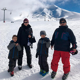 Família da Lívia Porto em uma aventura gelada no Valle do Corralco, Chile.