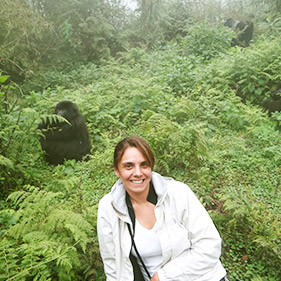 Eliane Leite em uma emocionante trilha na África, frente a frente com gorilas.