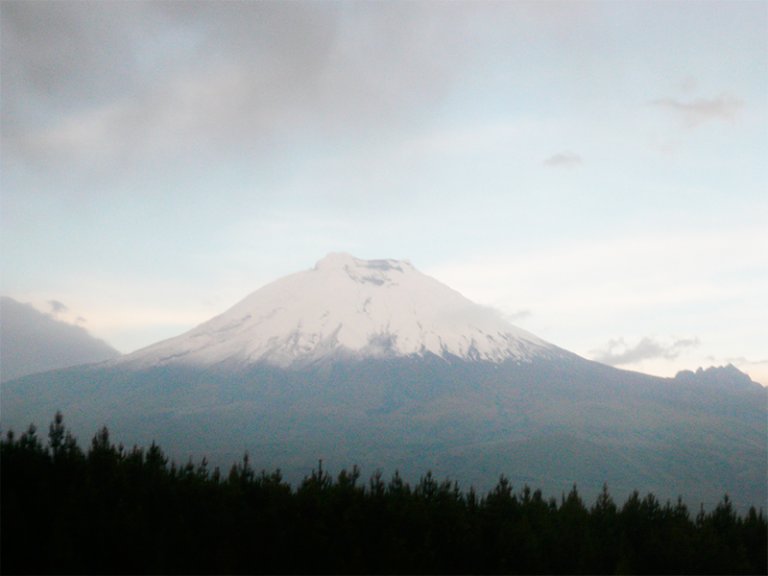 O vulcão Cotopaxi é um dos vulcões ativos mais altos do mundo. Alguns de seus turistas possuem o desejo de atingir seu cume, porém para os que não gostam de tamanha aventura, o parque oferece também outras opções de passeio e lazer.