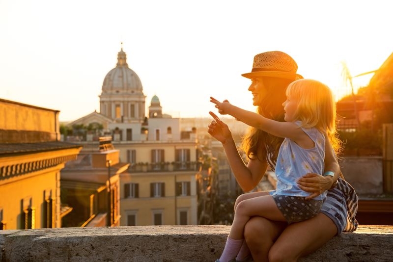 Mãe e filha aproveitando o por do sol em Roma, viajando pela Europa
