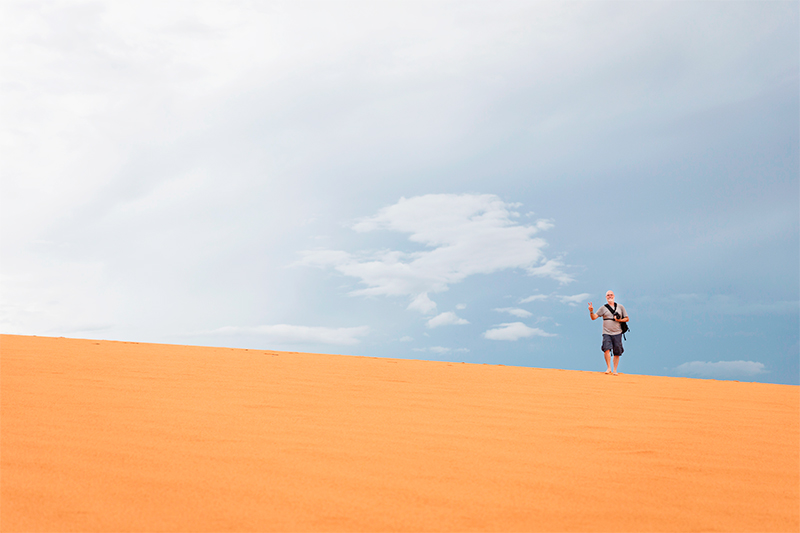 homem no topo de duna no jalapão