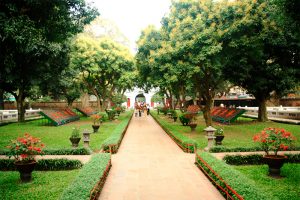 Em Hanoi, jardim do Templo da Literatura .