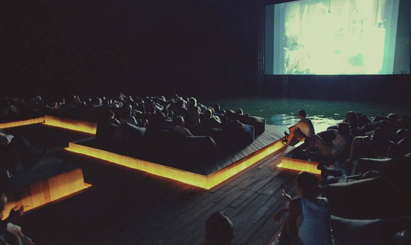 Dentro do cinema flutuante na Tailândia 