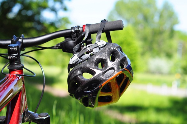 capacete pendurado no guidão da bicicleta