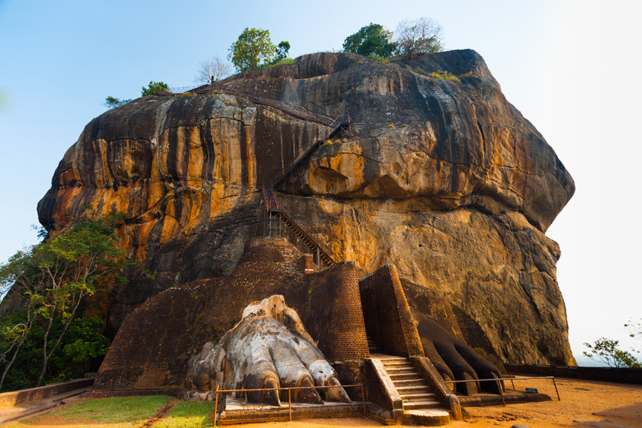 Escadas e entrada para a fortaleza de pedra de Sigiriya, guardada por um par de pés de leão no Sri Lanka.