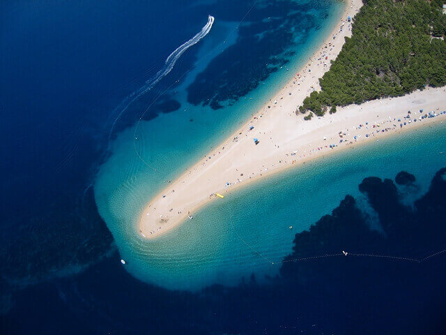Vista aérea da Praia de Zlatni Rat, Croácia