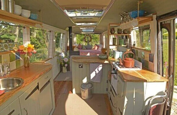 Bem equipado, o ônibus tem sala de jantar/cozinha, fogão e frigorífico, cama de casa, fogão a lenha, sofá e painéis solares.