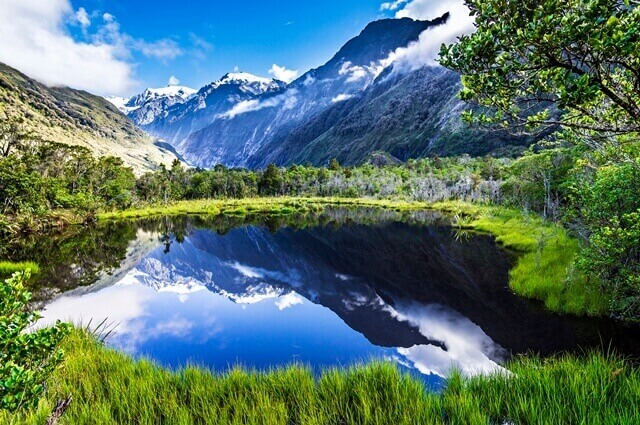 Paisagem com lago e montanhas na nova Zelândia.