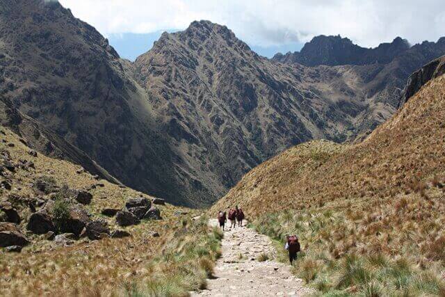 Turistas andando na Trilha Inca.