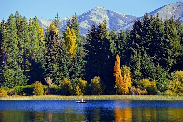 Barco em lago andino, Bariloche.