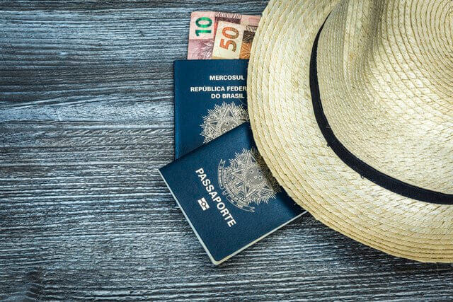 passaporte brasileiro e chapeu de viagem