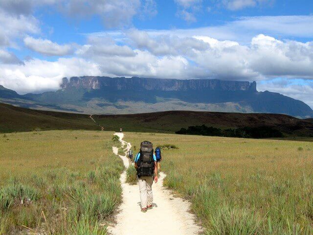 mochileiro indo em direção ao monte roraima