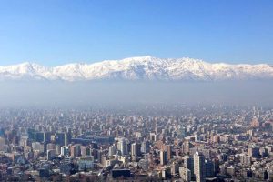 cidade de santiago e cordilheira dos andes ao fundo