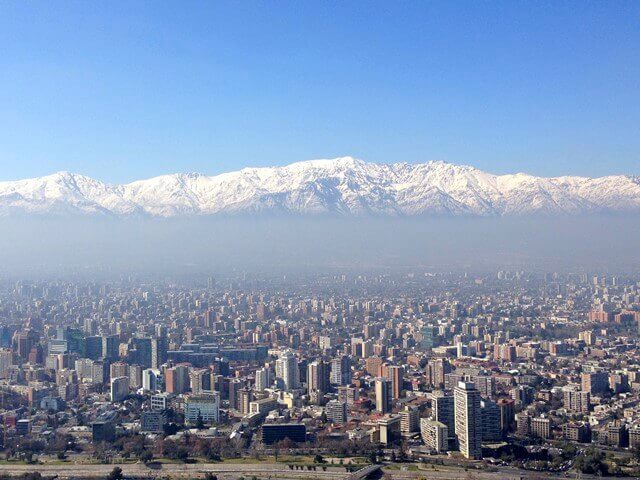 cidade de santiago e cordilheira dos andes ao fundo