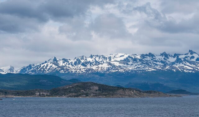 cenário montanhoso de ushuaia, na patagônia argentina