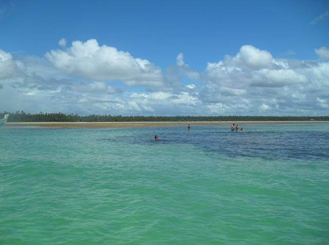 mar de Cumuruxatiba com barcos