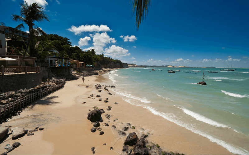 Praia da Pipa um dos destinos no Brasil para fazer home office e depois relaxar