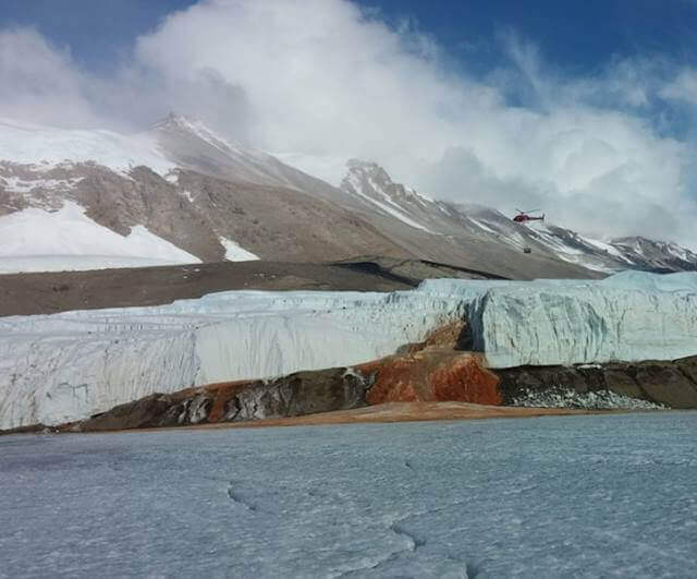 geleira com liquido vermelho saindo da terra