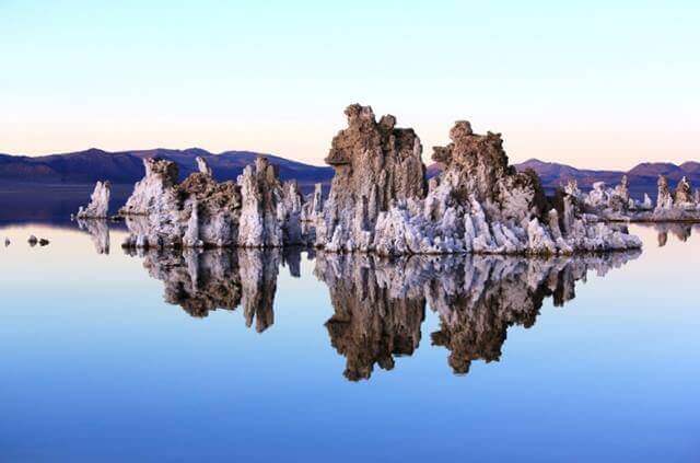 lago com condições alcalinas