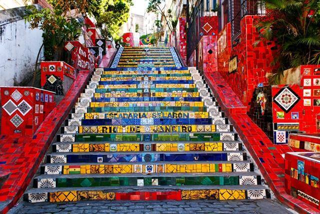 escadaria colorida