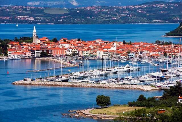 cidade, mar, casas e barcos