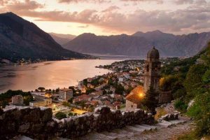 Conhecendo a região dos Balcãs e suas paisagens exuberantes cidade, mar e montanhas