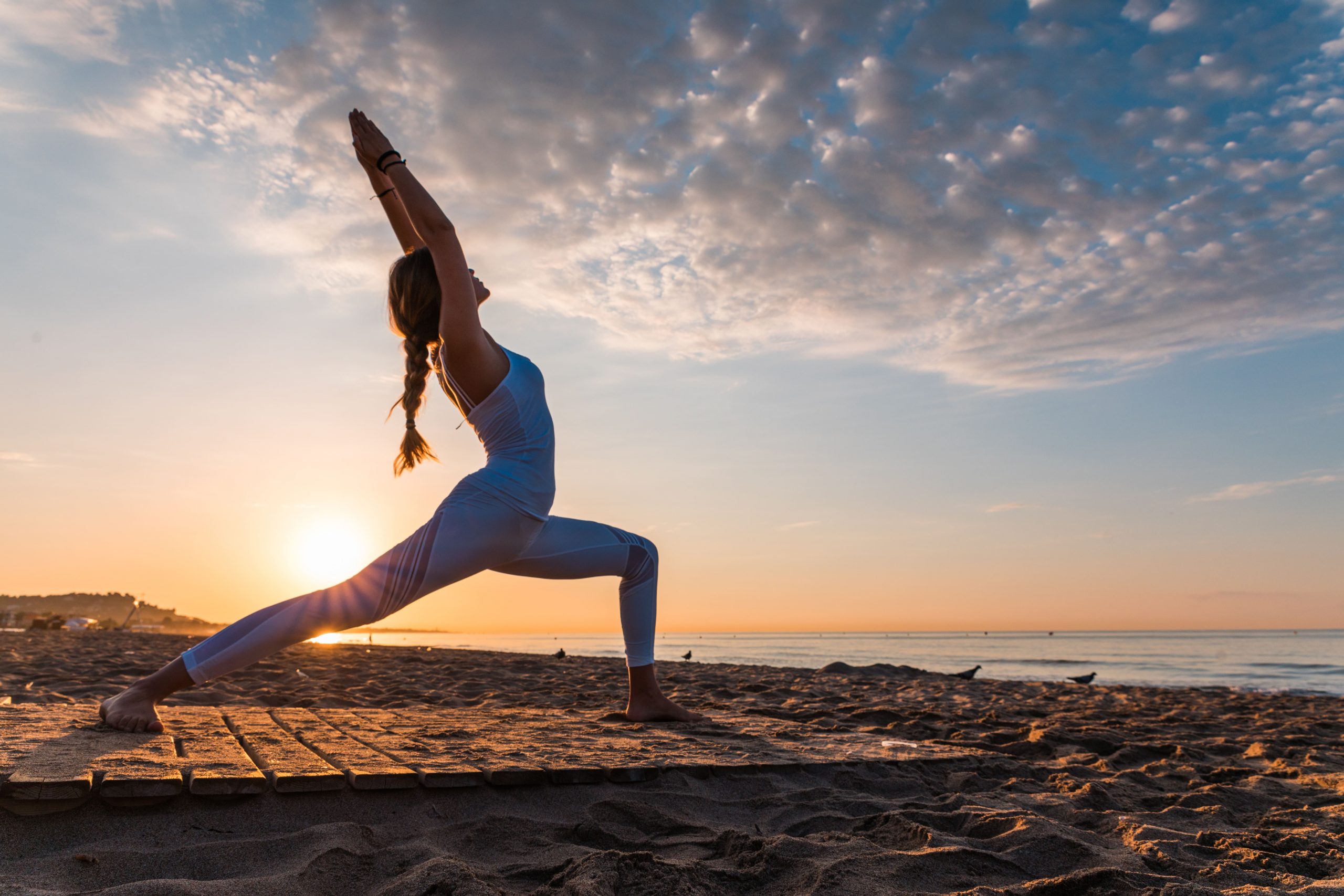 Com alongamento e meditação, yoga proporciona relaxamento e paz interior -  Radar do Comércio