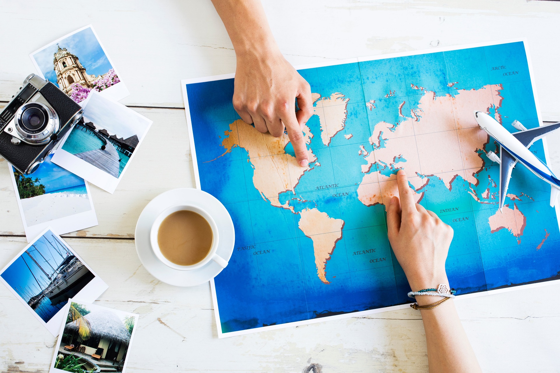 Brasileiro prefere viajar do que encontrar o amor verdadeiro ou ser promovido