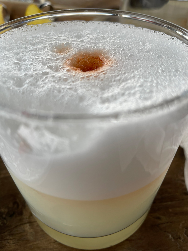 O pisco sour é feito com claro de ovo 