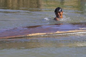 Menino no Rio do Acre