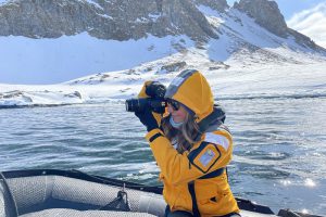 Nossa diretora, Eliane Leite, em uma viagem pelo Ártico