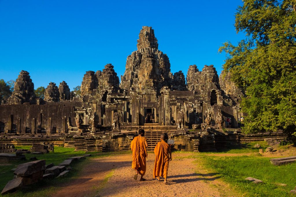 Uma fotografia de duas pessoas andando em uma cidade cultural