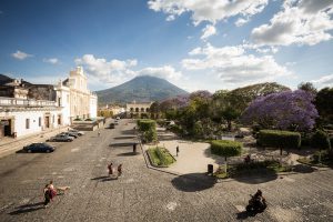 Praça central na cidade de Antigua, Guatemala