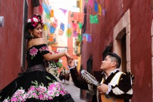 Casal dançando em Guanajuato, México