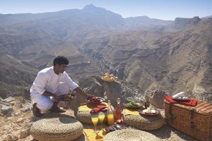 O Six Senses Zighy Bay é uma joia escondida do Golfo de Omã, em meio a vistas deslumbrantes das montanhas Al-Hajar. O resort teve sua arquitetura e desenhos inspirados em uma vila típica Omani. São muitos os destaques para o Six Senses Zighy Bay: cenário onde está situado, gastronomia, design, serviço, infinitas atividades e o seu spa.