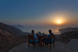 O Six Senses Zighy Bay é uma joia escondida do Golfo de Omã, em meio a vistas deslumbrantes das montanhas Al-Hajar. O resort teve sua arquitetura e desenhos inspirados em uma vila típica Omani. São muitos os destaques para o Six Senses Zighy Bay: cenário onde está situado, gastronomia, design, serviço, infinitas atividades e o seu spa.