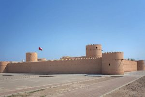 O Six Senses Zighy Bay é uma joia escondida do Golfo de Omã, em meio a vistas deslumbrantes das montanhas Al-Hajar. O resort teve sua arquitetura e desenhos inspirados em uma vila típica Omani. São muitos os destaques para o Six Senses Zighy Bay: cenário onde está situado, gastronomia, design, serviço, infinitas atividades e o seu spa.