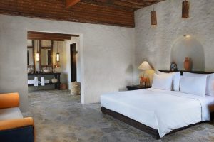 O Six Senses Zighy Bay é uma joia escondida do Golfo de Omã, em meio a vistas deslumbrantes das montanhas Al-Hajar. O resort teve sua arquitetura e desenhos inspirados em uma vila típica Omani. São muitos os destaques para o Six Senses Zighy Bay: cenário onde está situado, gastronomia, design, serviço, infinitas atividades e o seu spa.