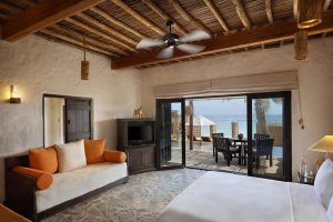 O Six Senses Zighy Bay é uma joia escondida do Golfo de Omã, em meio a vistas deslumbrantes das montanhas Al-Hajar. O resort teve sua arquitetura e desenhos inspirados em uma vila típica Omani. São muitos os destaques para o Six Senses Zighy Bay: cenário onde está situado, gastronomia, design, serviço, infinitas atividades e o seu spa.