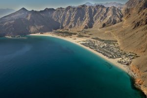 O Six Senses Zighy Bay é uma joia escondida do Golfo de Omã, em meio a vistas deslumbrantes das montanhas Al-Hajar. O resort teve sua arquitetura e desenhos inspirados em uma vila típica Omani. São muitos os destaques para o Six Senses Zighy Bay: cenário onde está situado, gastronomia, design, serviço, infinitas atividades e o seu spa.