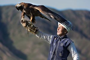 Homem mongol segurando uma águia dourada