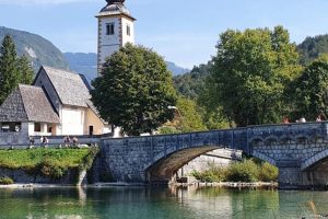 Linda imagem de trekking nos Alpes Julianos