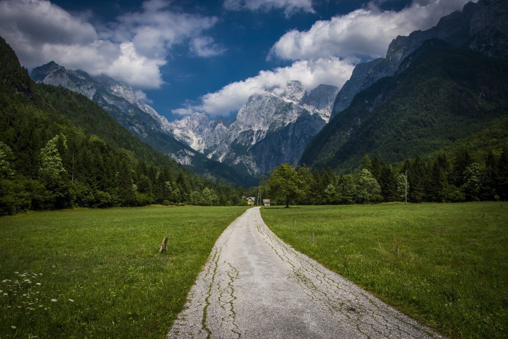 Trekking na eslovenia: conheça os Alpes Julianos