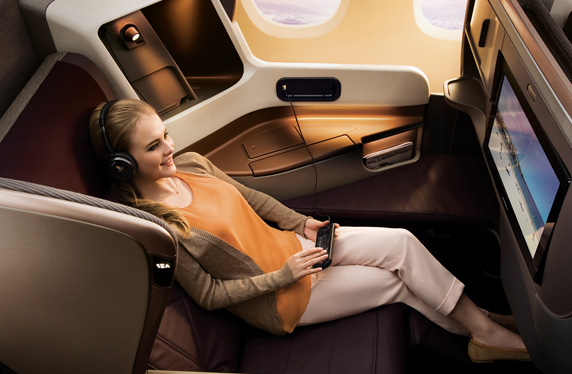 Imagem de uma mulher sentada no banco de um avião