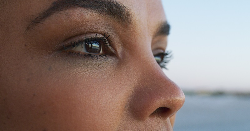 A imagem mostra uma mulher observando a paisagem