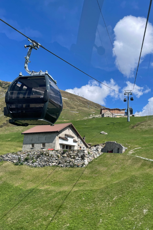 Imagem mostrando um teleférico em uma região da Suíça.