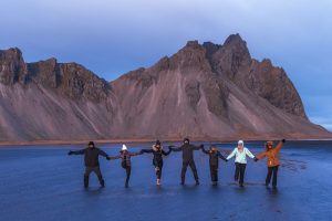 Islandia grupo de pessoas e montanha - galeria