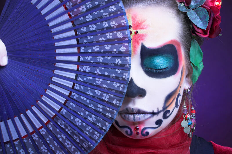 Pessoa maquiada e fantasiada para o Dia dos Mortos no México
