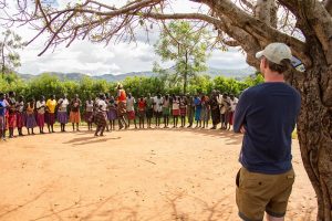 pessoas em roda em uganda - ruanda - galeria